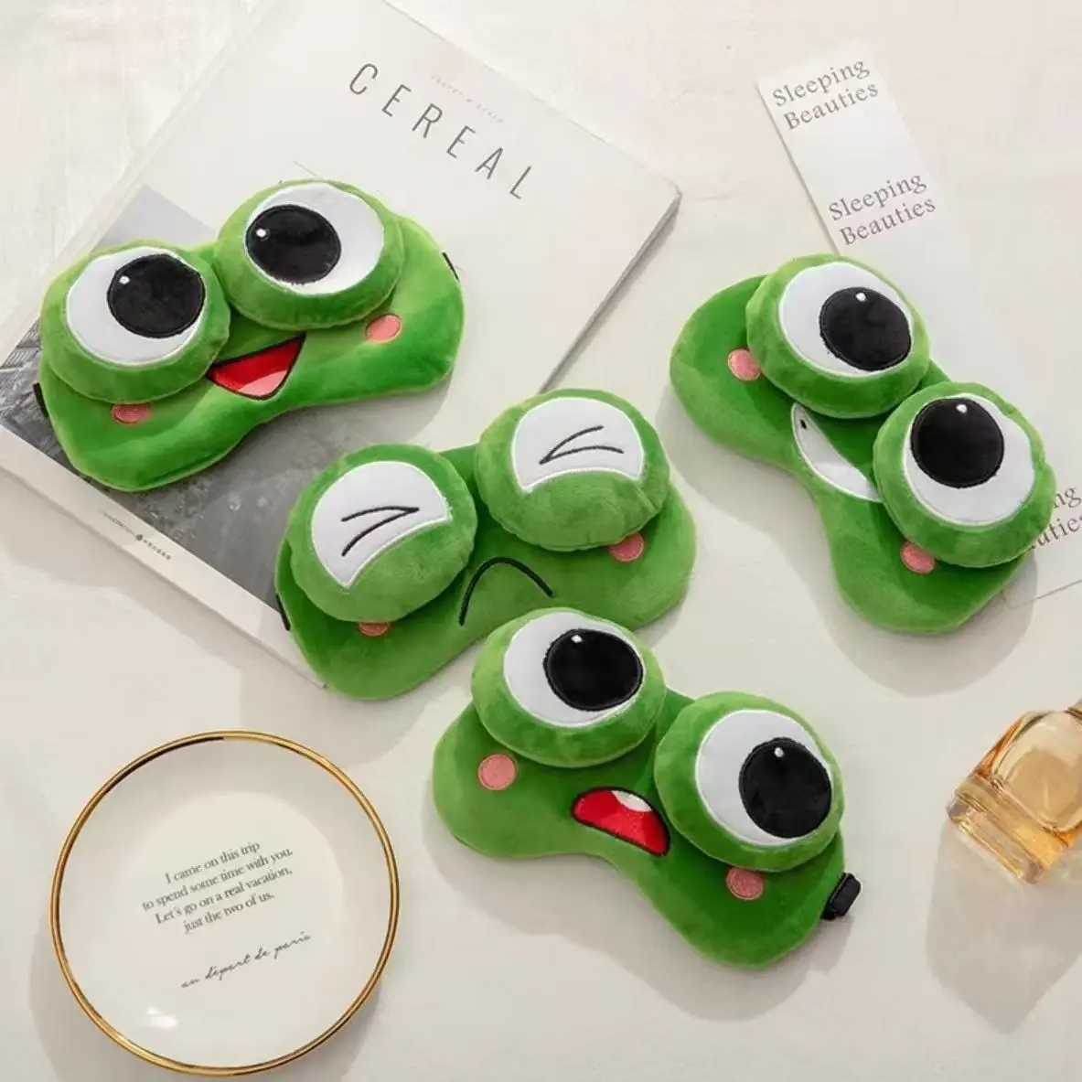 Cute Frog Plush Sleep Mask, Night Mask, Light Blocking Eye Cover for Kids & Adults, Ideal for Travel, Naps, Relaxation, Comfortable Design, Sleeping Masks