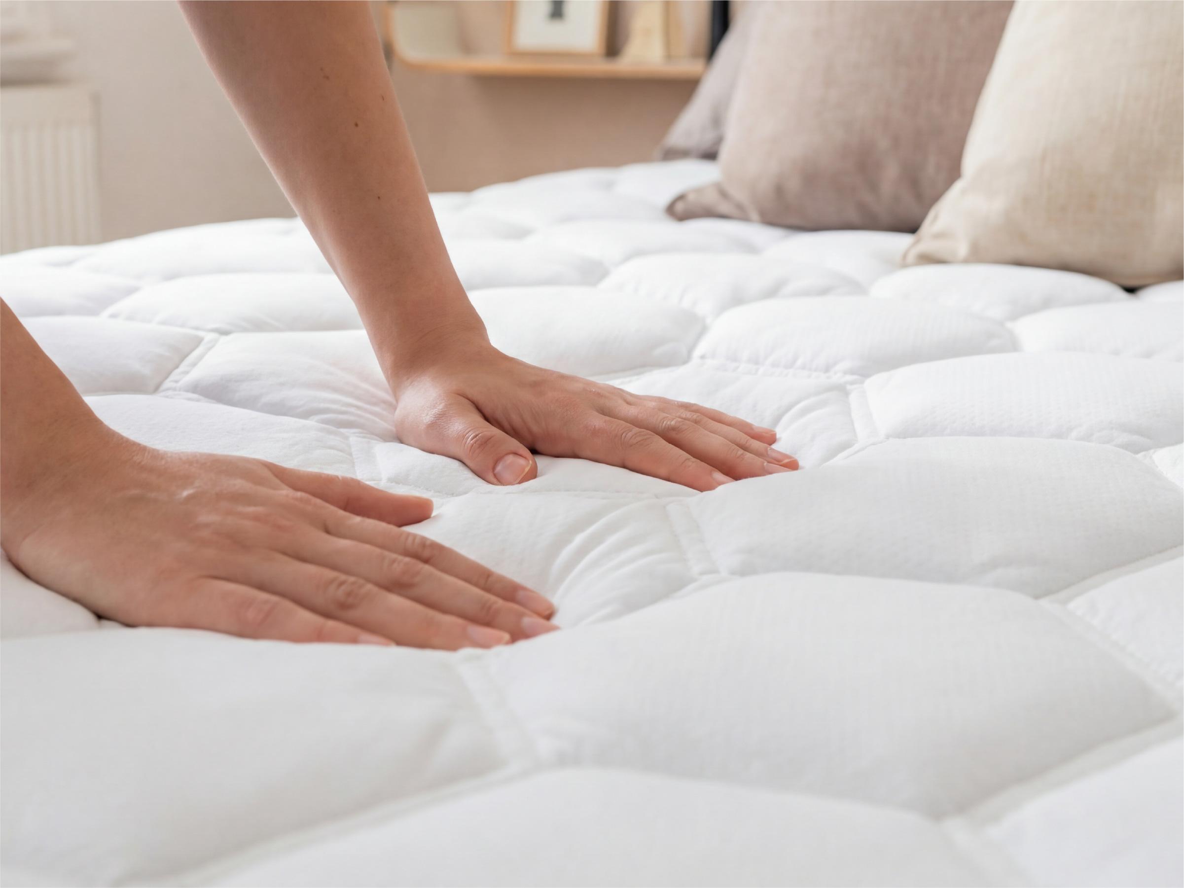 【backtoschool】Bedsure  Mattress Pad - Quilted Fitted Mattress Topper Protector with 8-21 Inches Deep Pocket, Noiseless Breathable Bed Cover Padded, Machine Washable