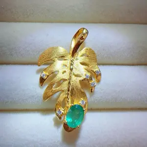 <PingEast Jewelry>Emerald pendant----925 Gold-Plated Sterling Silver Pendant featuring a 1 ct natural Colombian Emerald in a leaf design with high fluorescence and vivid green brilliance, accented with sparkling Moissanite stones. Elegant, timeless, and v