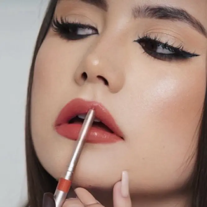Bella Lipliner