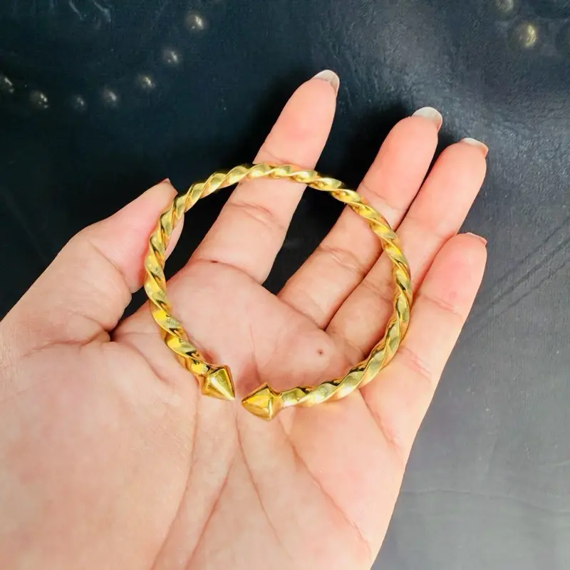 Women's Non Tarnish Bangle with Elegant Twist Design, Minimalist Geometric Fashion for Daily Wear, Exquisite Trendy Bracelet, Jewelry For Women, Geometric Edge, Modern Minimal, Pure Metal, Female, Panchadatu, Casual, One-Piece