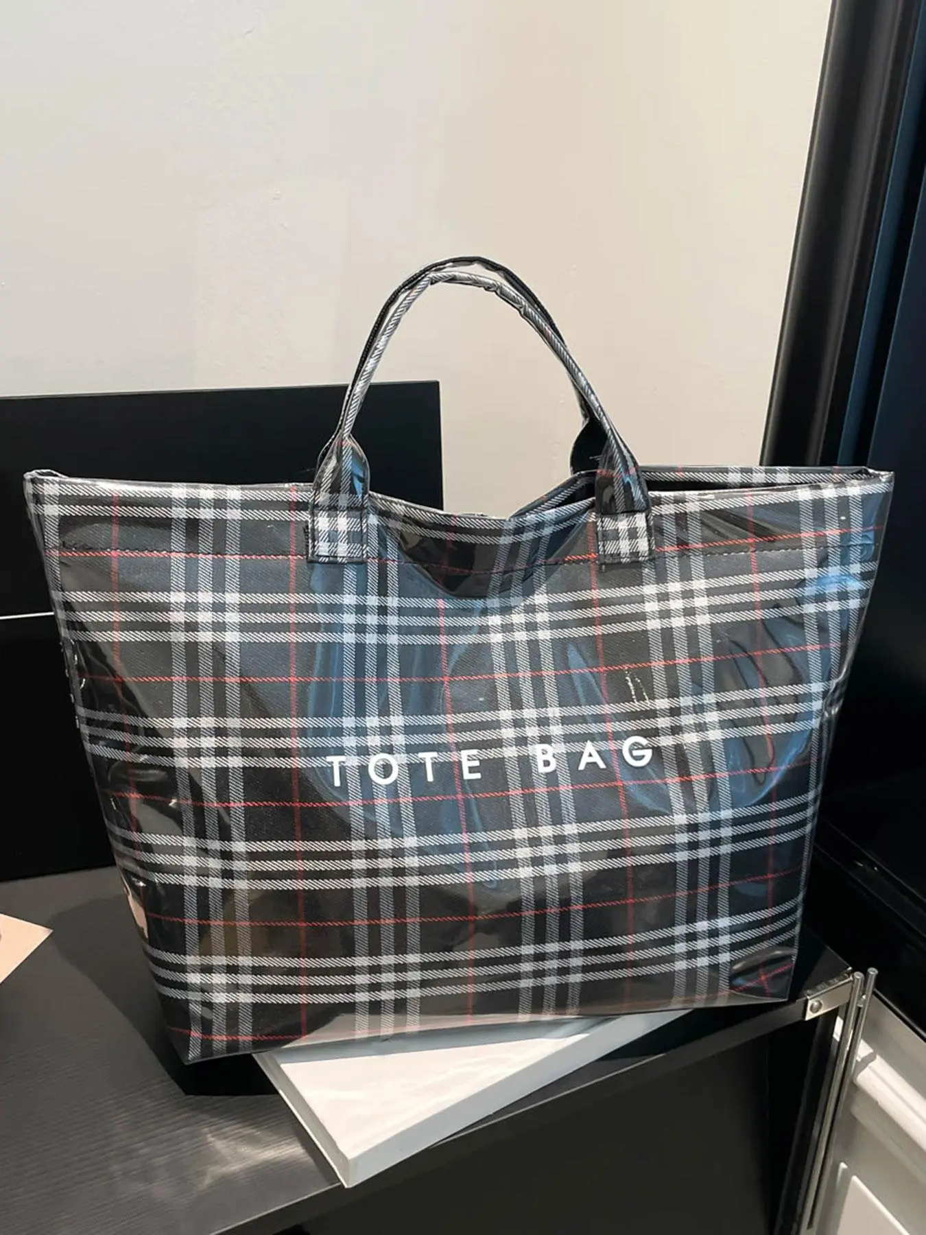 Fashionable and versatile retro plaid handbag, simple and casual daily texture tote bag, niche design personalized large capacity bucket bag, suitable for shopping, commuting, work, daily outings, and parties, Fashionable Patterned Bag