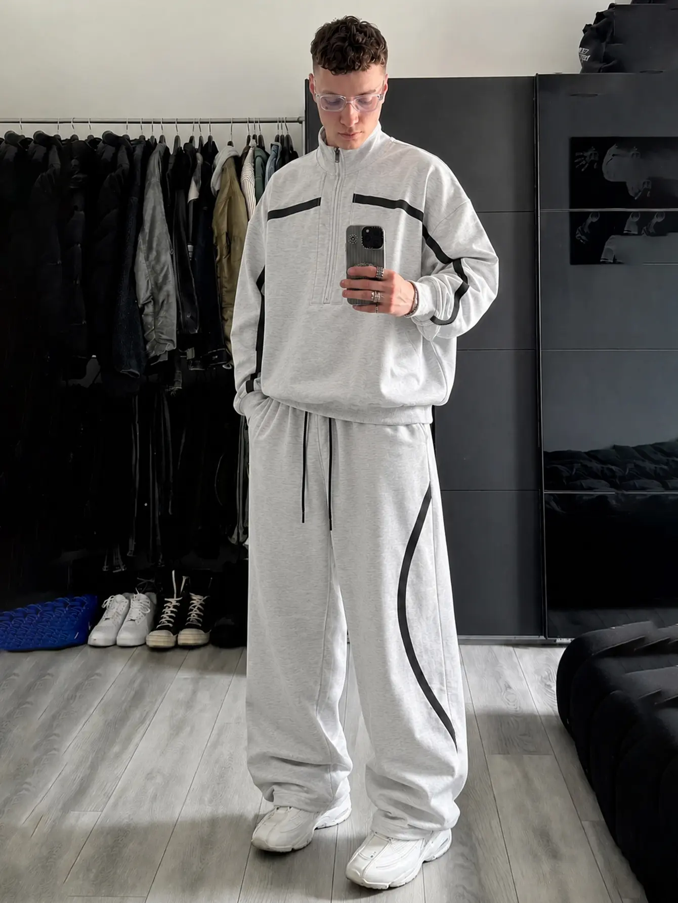 Men’s half-zip stand collar sweatshirt set with color-block lines and wide sweatpants, two-piece set. Trendy streetwear American high-street style, suitable for everyday casual wear, sports, and fashion—versatile activewear.
