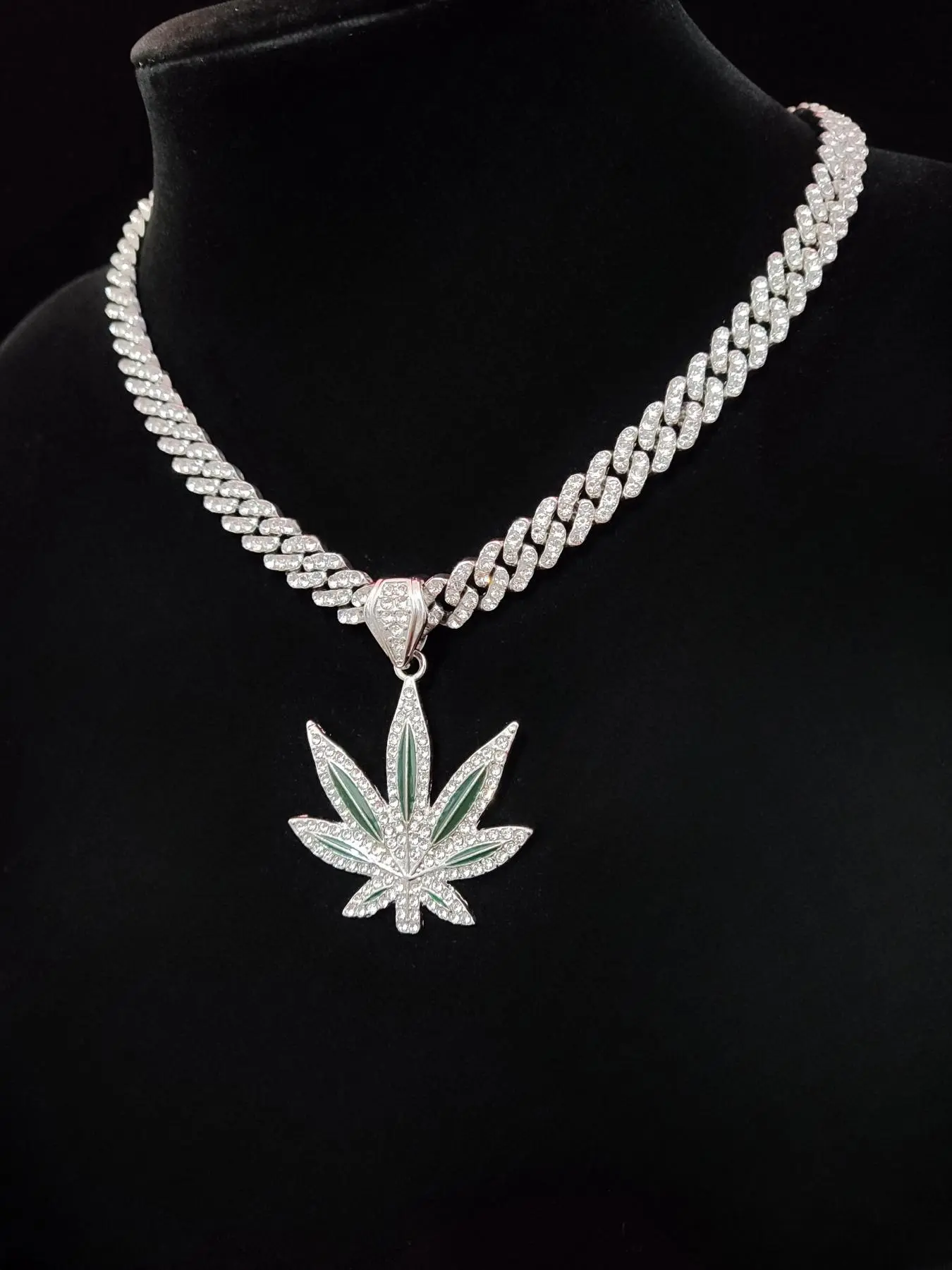Luxury Maple Leaf Shaped Pendant Necklace for Men & Women, Rhinestone Decor Cuban Chain Necklace for Party, Streetwear Punk Goth Jewelry As Gift for Party, Club Summer Dress, Iced Out Jewelry, Cuban Style Necklace
