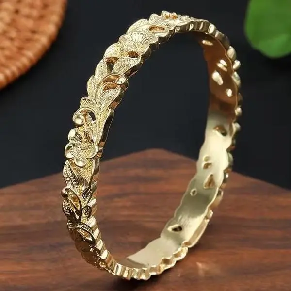 Women's 14K Gold Plated Vintage Floral-Engraved Bangle Bracelet - Gold-tone Elegance Versatile Accessory, Flower Design Bracelet for Formal Wear, Fashion Wrist Costume Jewelry