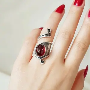 A Vintage Geometric Inlaid Oval Synthetic Gemstone Hammered Pattern Alloy Open Ring