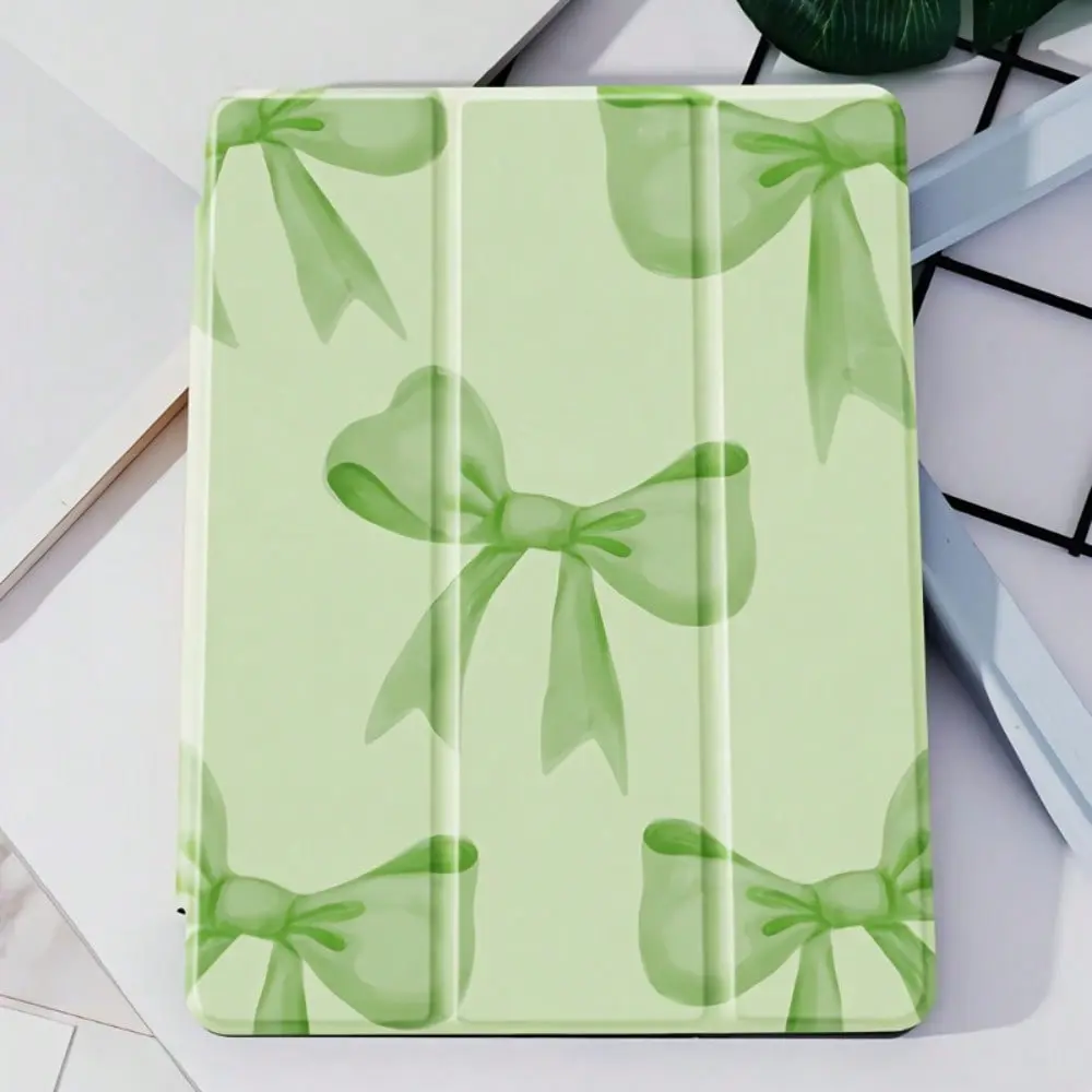 This Tri-fold Pen Slot Tablet Case Features a Green Bow Design and Is Compatible With IPad Mini 6/4, IPad Air 5/4/3, IPad Pro 2024/2022/2020 Series, Galaxy A9/A8/A7, and S10/S9/S8/S7/S6 Series. It Also Features Automatic Wake-up and Sleep Functions., Tabl