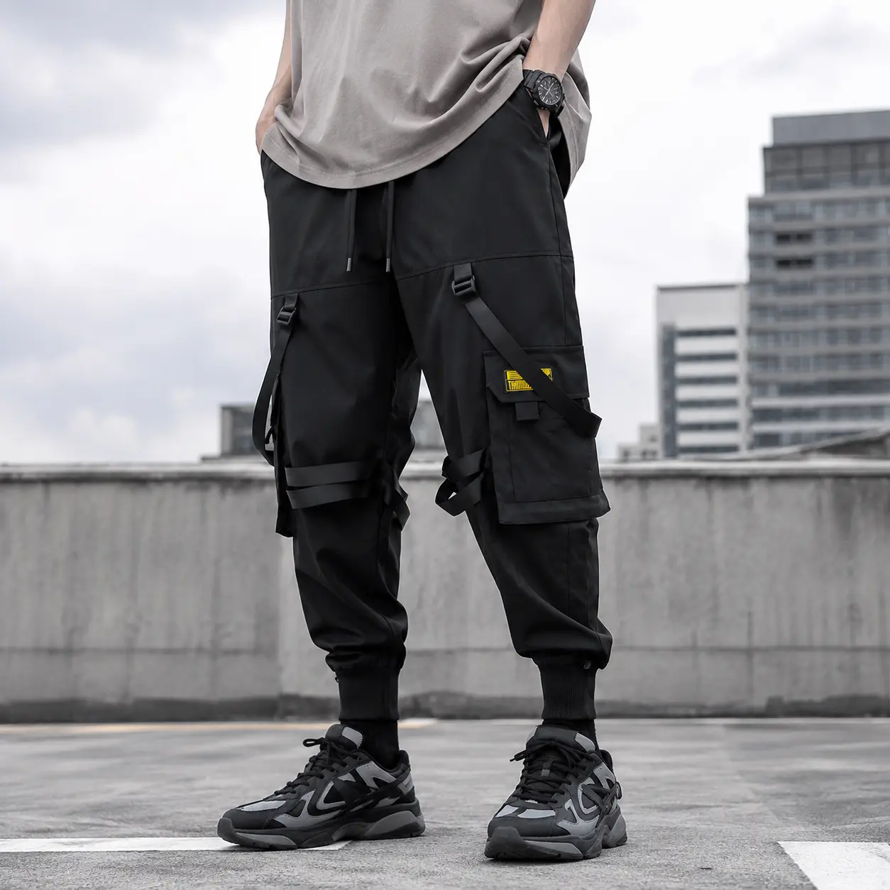 XYXIONGMAO Men's Cyberpunk Techwear Cargo Pants Lightweight Baggy Japanese Streetwear Trousers with Multi Pockets Adjustable Straps and Drawstring for Outdoor Casual Wear Black