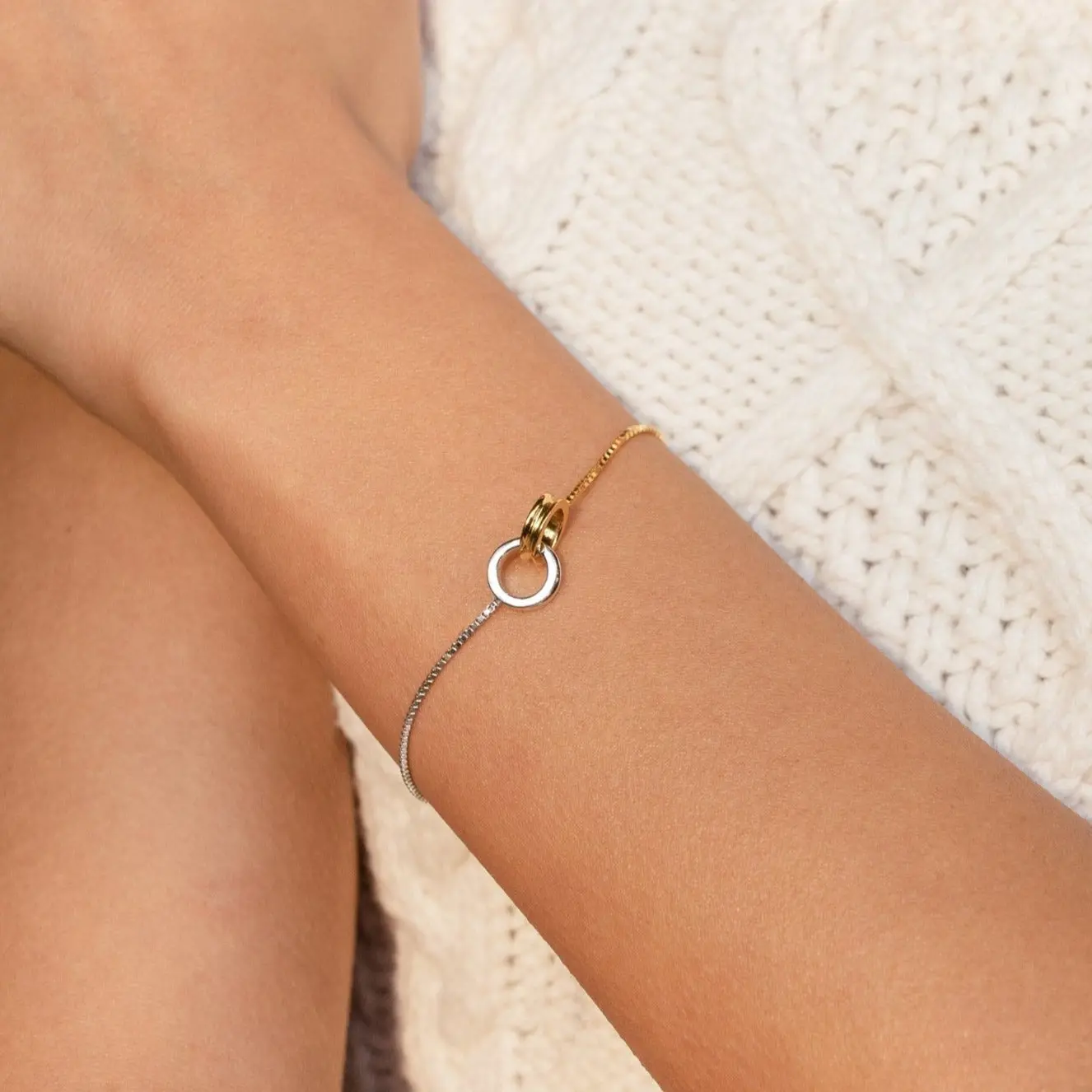 Interlocking Circles Bracelet by Caitlyn Minimalist - Dainty 18K Gold Plated & Sterling Silver Charm Bracelet - Mixed Metal Jewelry - Anniversary Gift