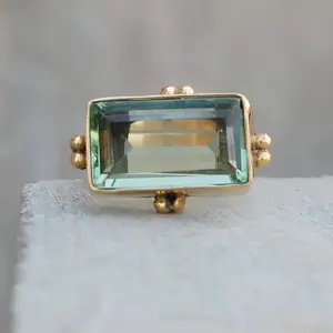 Vintage emerald-cut green synthetic cubic zirconia ring, handcrafted hammered ring, a light luxury, simple, niche and unique daily accessory, suitable for matching in multiple scenarios, and an exquisite holiday gift.