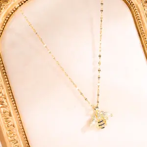 Stylish Bee Charm Necklace for Women – Sparkling Daily Accessory to Elevate Your Look with Fun & Elegant Vibes, Perfect Gift Idea