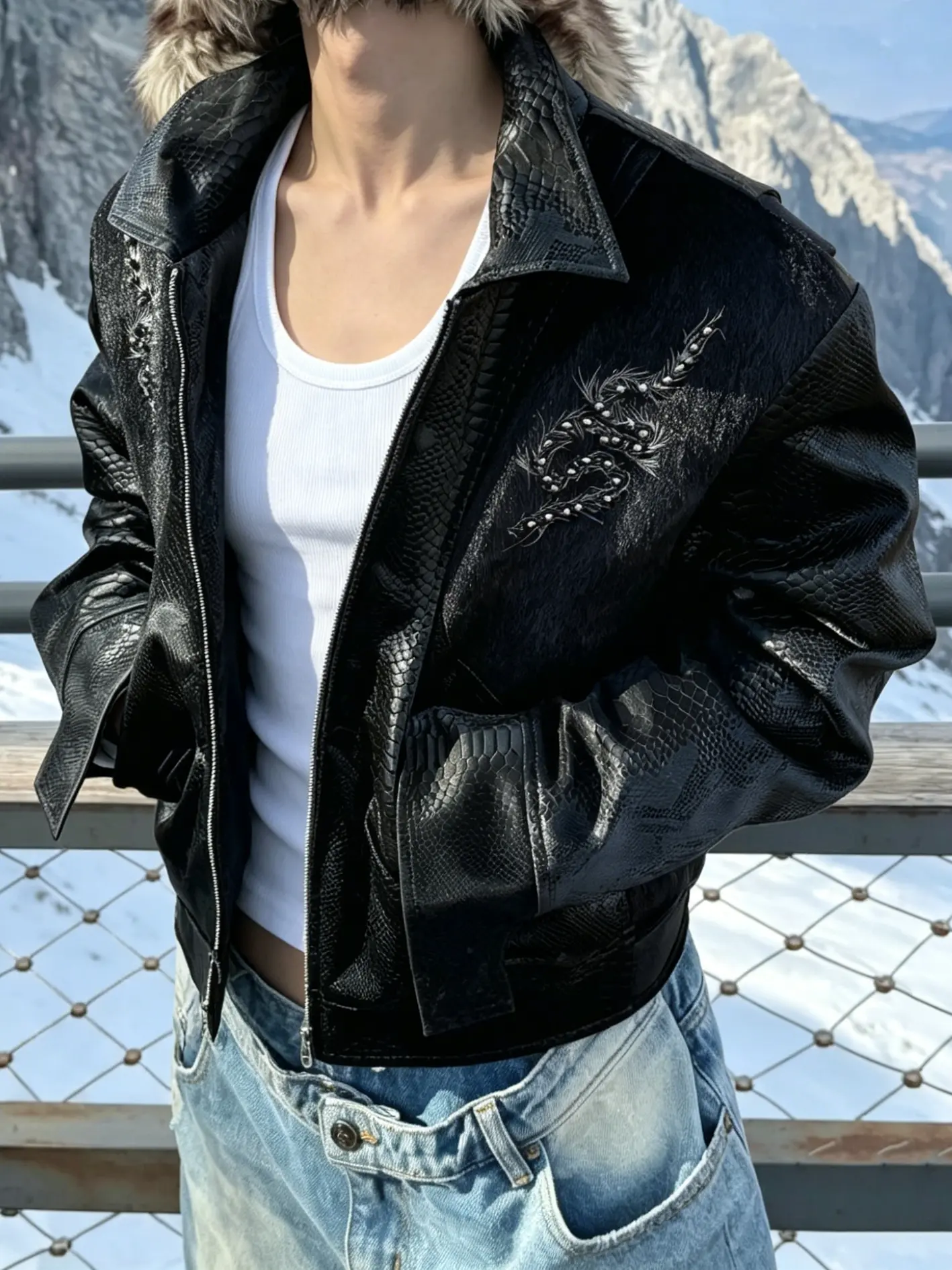 Men’s loose faux leather rock biker jacket, rock motorcycle outerwear, snake-print embossed texture, gothic-style back stud design, retro street-style outer layer, autumn/winter punk biker faux leather jacket, Y2K trash-style windbreaker, trendy jacket