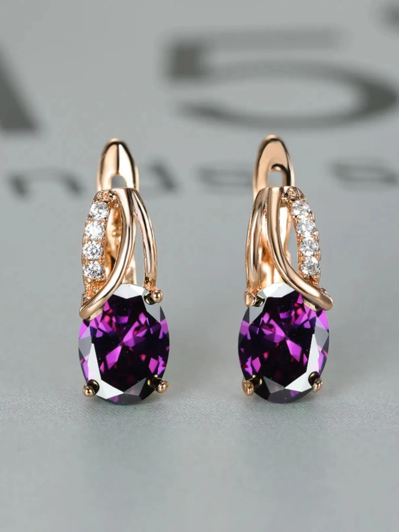 A pair of geometric design Statement earrings made of synthetic crystal zirconium, high-end vintage gold color, suitable for wearing at weddings and special occasions as a women's earring