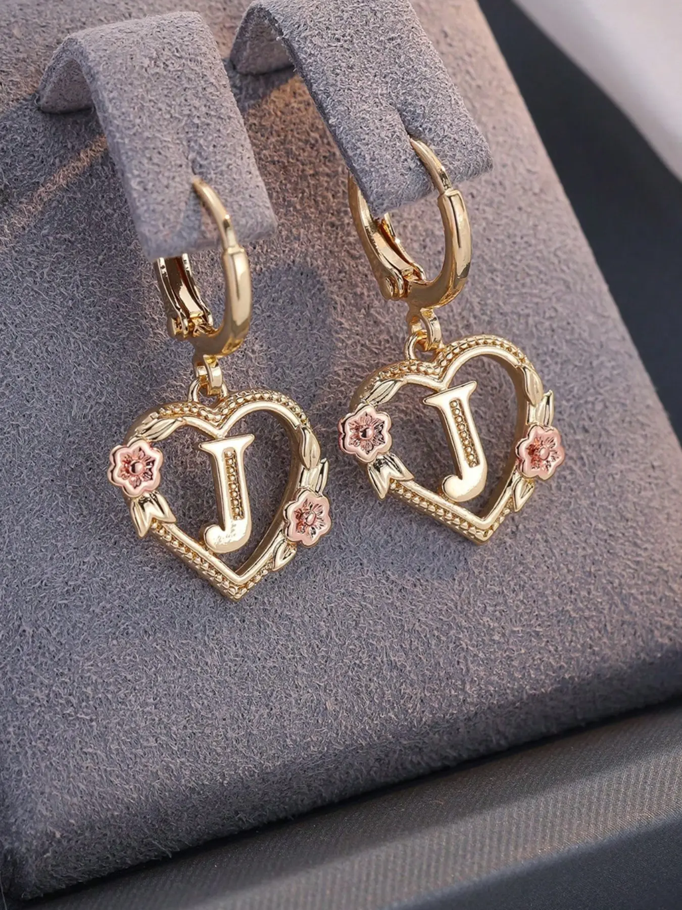 26 Letter Earrings Initials Design Elegant Heart Flower Hoop Earrings Fashion Women Earrings Anniversary Mother's Day Gift Jewelry Gifts Heart Shape Earrings Earrings Hoops
