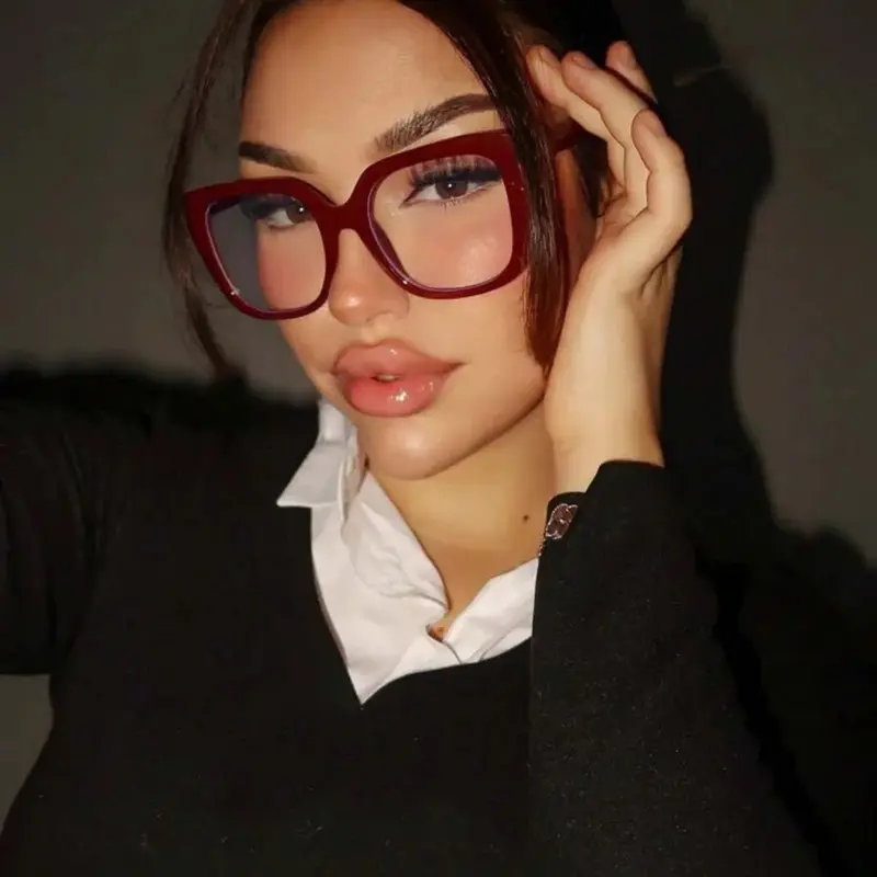 Women's Burgundy Square Frame Glasses, Vintage Plain Design, Clear Lens, Daily Wear Fashion Eyewear Accessory, Stylish Square Frames, Casual Eyeglasses, Polycarbonate Glasses, Vintage Style Glasses