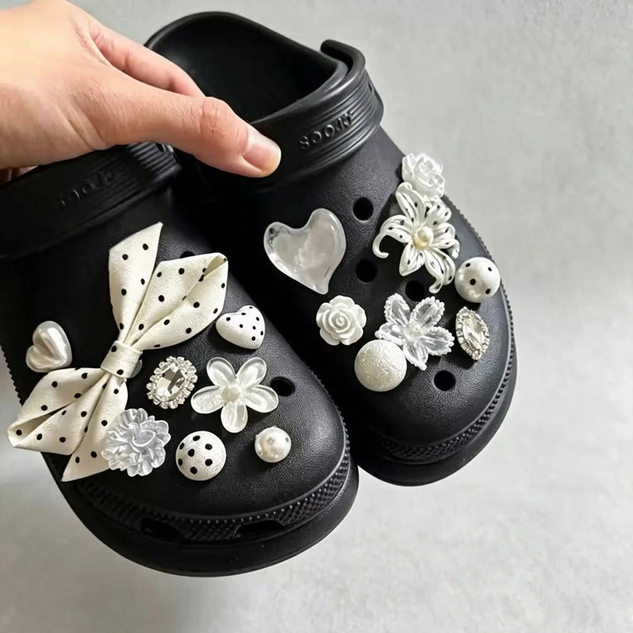 Women & Girls' 16PCS Polka-Dot Bow Sparkly Shoe Charms Set, Sparkly Rhinestone Charms for Crocs, Personalized Shoe Charms for Crocs Clogs, Sweet Party Use, DIY Shoe Decorations Accessories