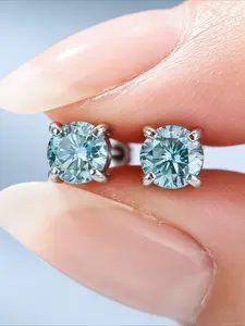 1pair 2.0 Carat Classic 4-Prong Light Blue Stainless Steel Synthetic Moissanite Earrings, Fashionable Simple Luxury Synthetic Moissanite Jewelry for Different Occasions Suitable for Men and Women