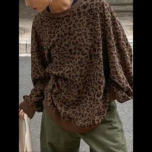 Women’s fashion casual leopard print crewneck pullover sweatshirt, stylish long-sleeve drop-shoulder top for spring and fall, women’s fit winter wear