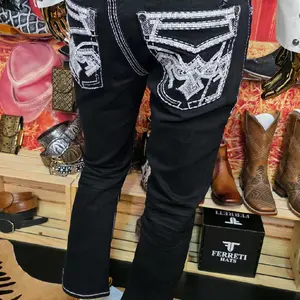 pantalon vaquero bordado para hombre color negro stretch de la marca montero