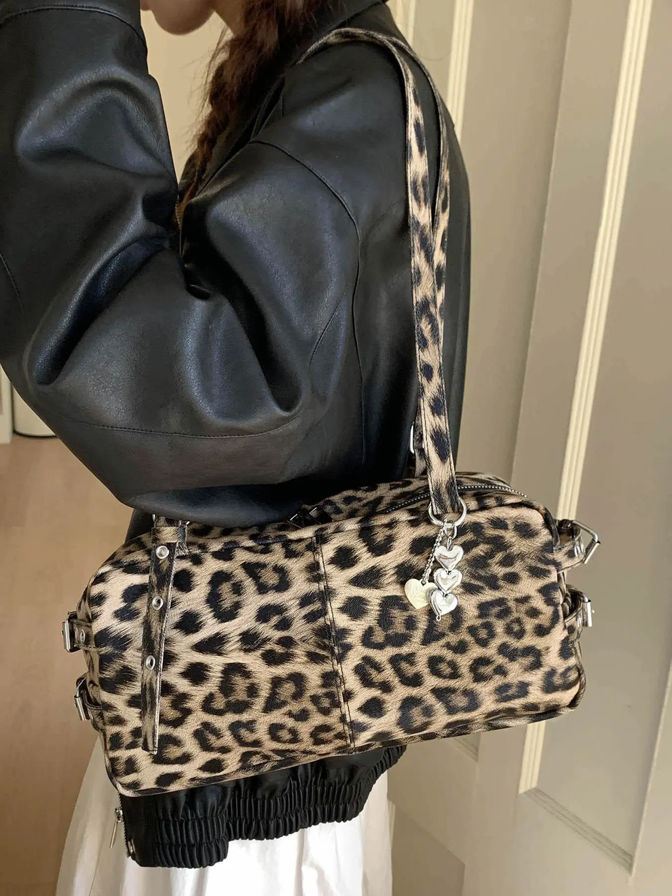 Niche design fashionable leopard print handbag, double handle design with love pendant, exquisite and cute, versatile, retro and simple personality, suitable for daily travel, shopping, afternoon tea, etc. Fashionable Shoulder Bag