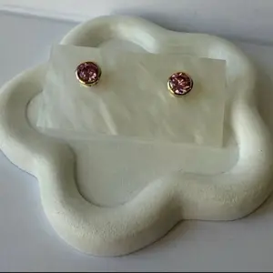 65. Classic Crystal Studs/ laminado 14k