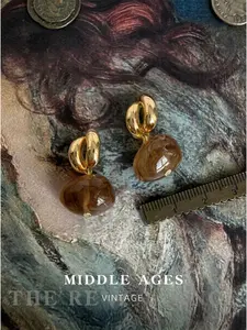 Maillard Aesthetic Amber Drop Earrings - Vintage Caramel Resin Dangle, Elegant Latte Style Jewelry for Autumn,  Gold Intertwined Studs with Irregular Resin Drop, Sophisticated Quiet Luxury Accessories, Unique Anniversary Gift for Her