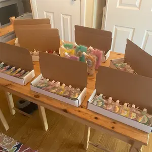 Gift boxes try 6 Squeezeable wax melts scents for just $20!! Regular 8 oz wax melts, Various scents long lasting & smell so good!! SOY based. Details below-