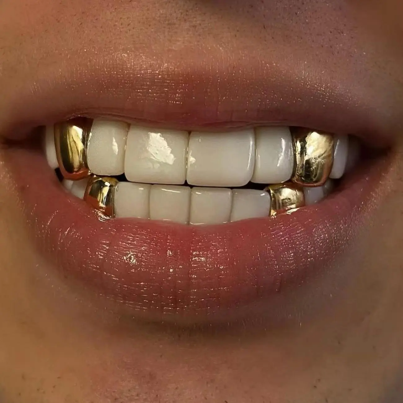 18K Gold Plated Tooth Caps, 4-Piece Hip Hop Upper Jaw Grillz, Comfort-Fit Dental Decor Accessories for Rappers, Beauty & Personal Care Manicure Practice Tool Complement Oral