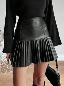 Women's high-waisted pleated skirt, black leather pleated mini skirt, cool and stylish fashion. Versatile and slimming, suitable for night outings or casual gatherings.
