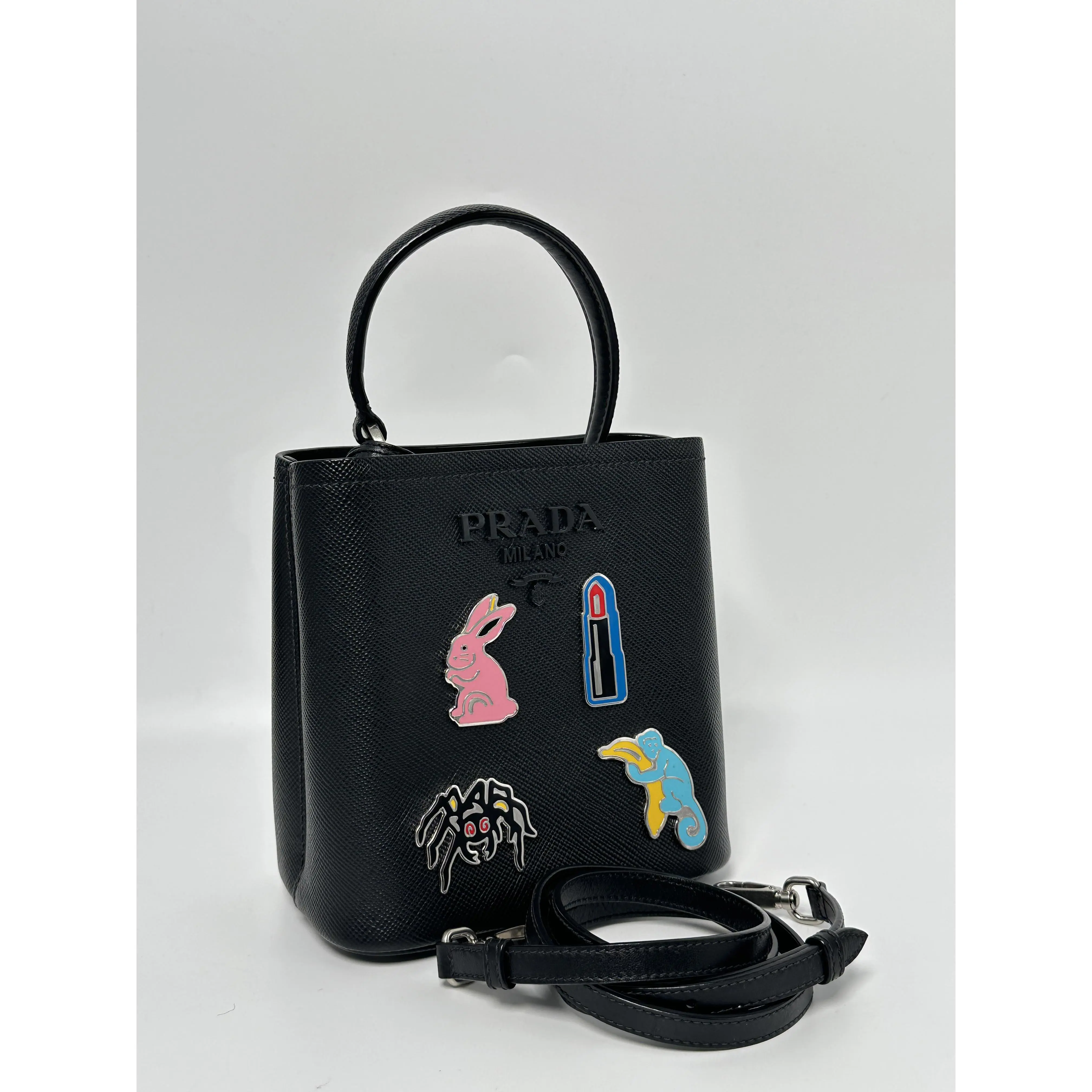 Pre-owned PRADA leather Shoulder Bags Black Saffiano Bucket Bag with Appliqué JD571PR