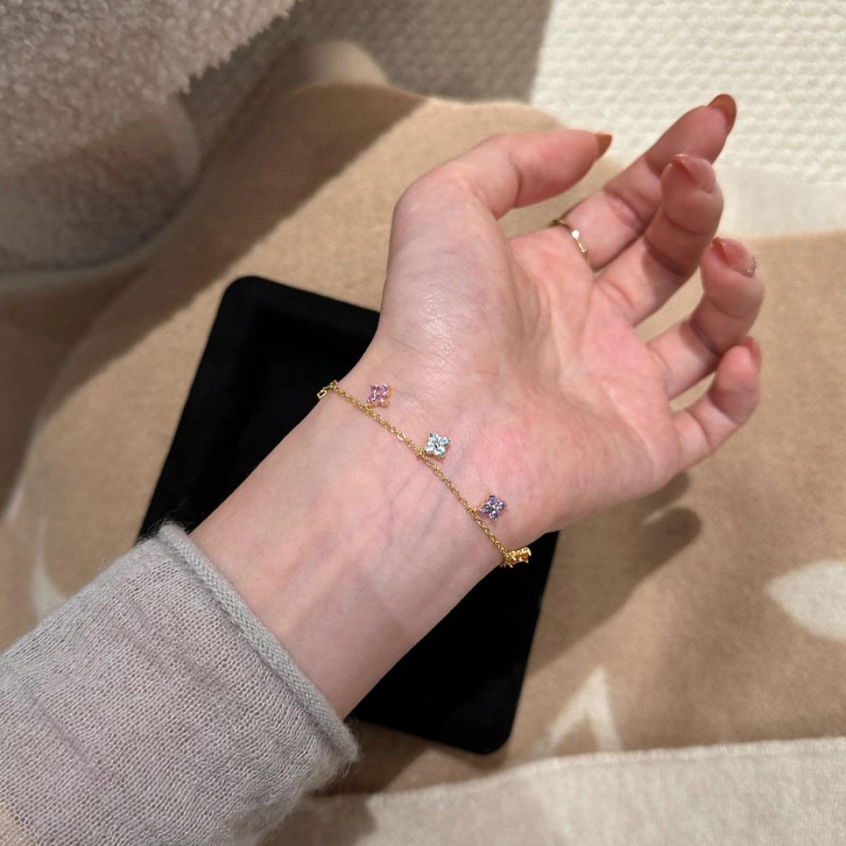 Lucky Clover Rainbow Pendant Necklace Bracelet Set, Exquisite Craftsmanship 2-Piece Jewelry, High-End Feel Everyday Wear Set, Ideal Gift for Mom, Wife, Daughter, Friend, Timeless Fashion Jewelry, Trending Accessory for Women