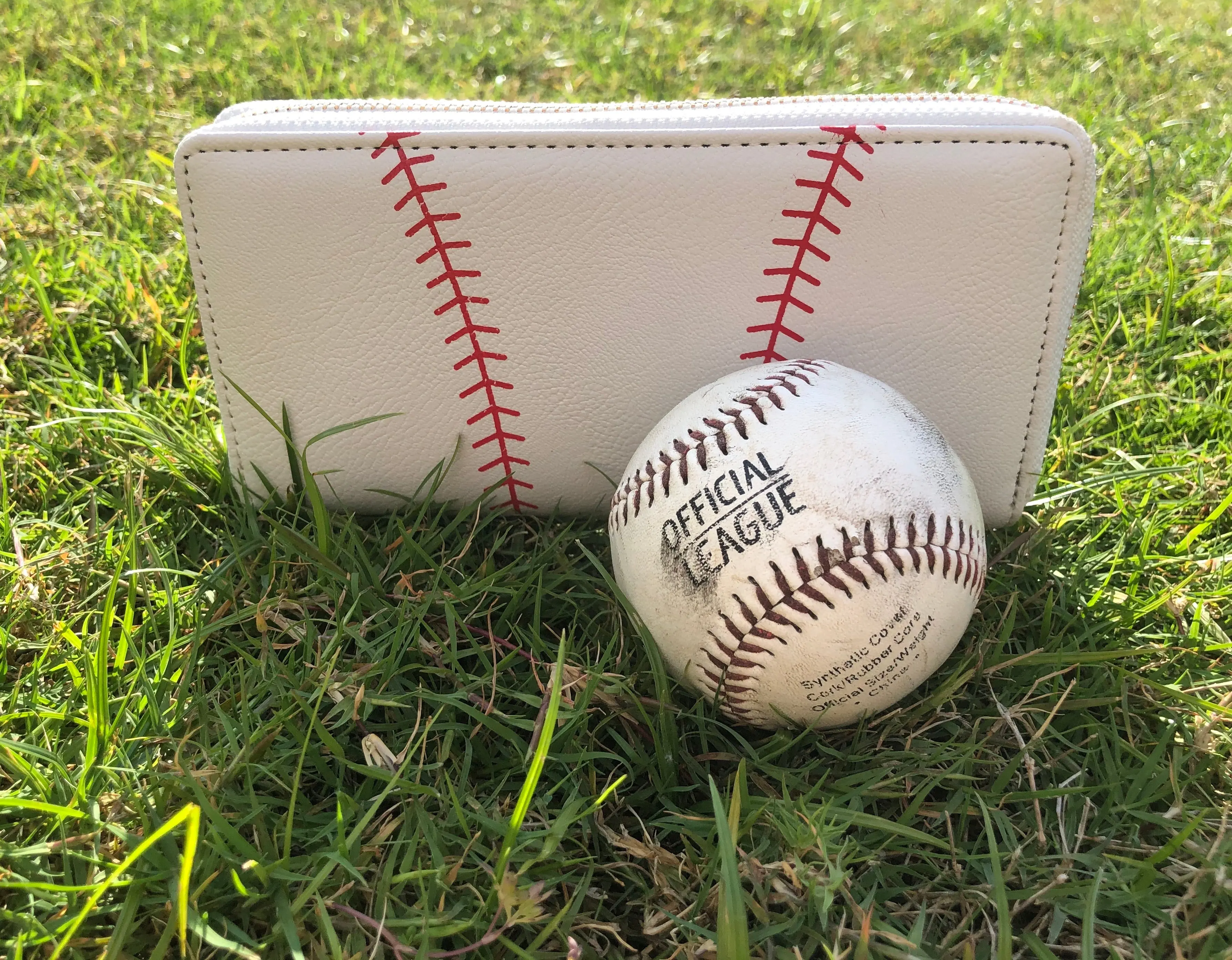 Women's Game Day Baseball Trifold Wallet - Stylish Zipper Clutch for Sports Fans, 3-Section Compact Credit Card Organizer, Trifold Wallets, Zipper Card Holder, Zipper Wallet Design, 3 Sections