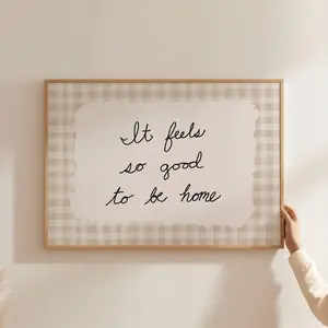 It Feels So Good To Be Home Print, Cozy Quote Wall Art, Hand Drawn Gingham Poster for Living Room Decor, No Frame