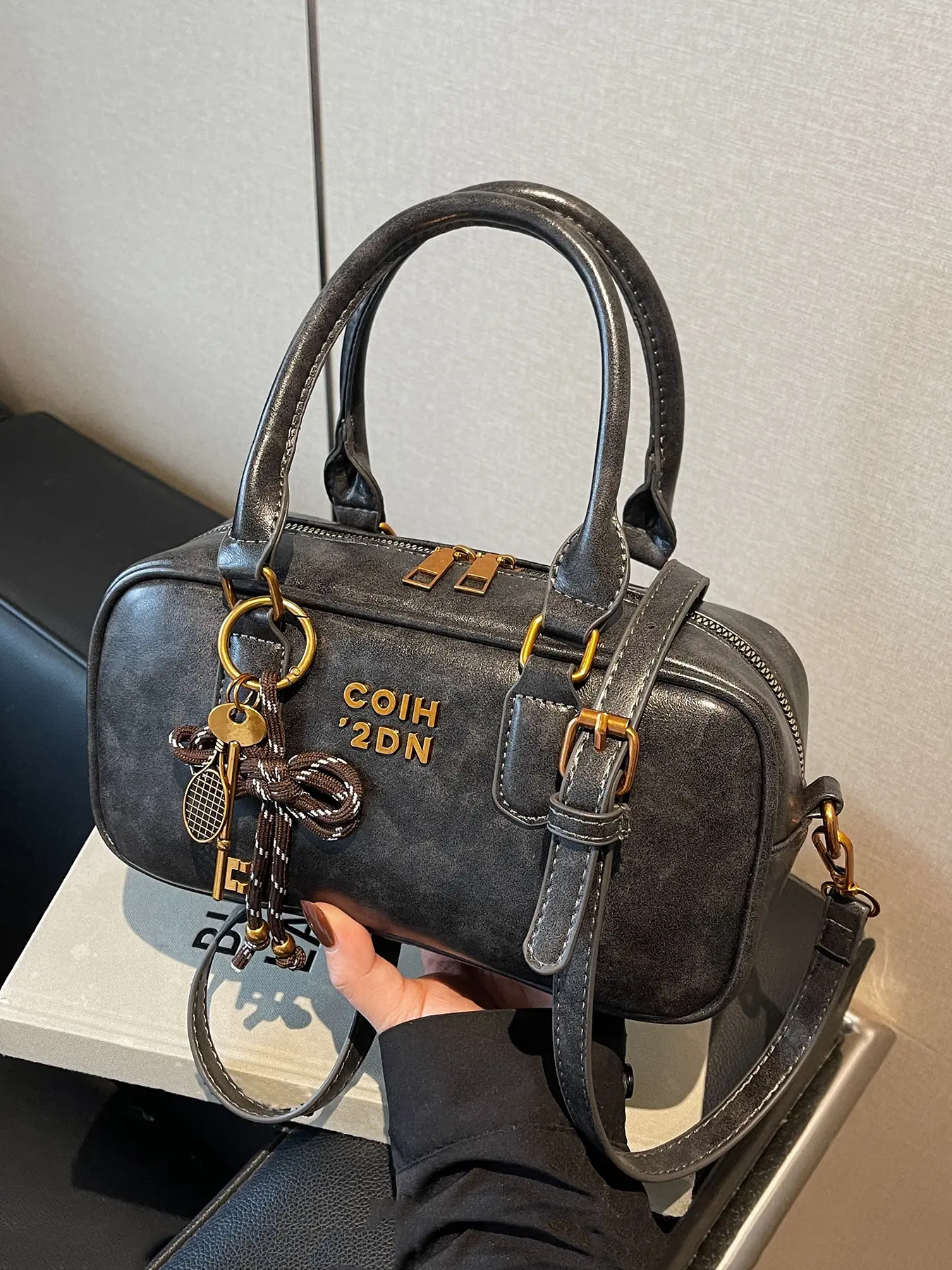 Niche design retro hand-held bowling bag, casual and versatile pillow bag, shoulder crossbody bag, soft leather simple solid color design, Fashionable daily crossbody, suitable for work, commuting, Cross body bags