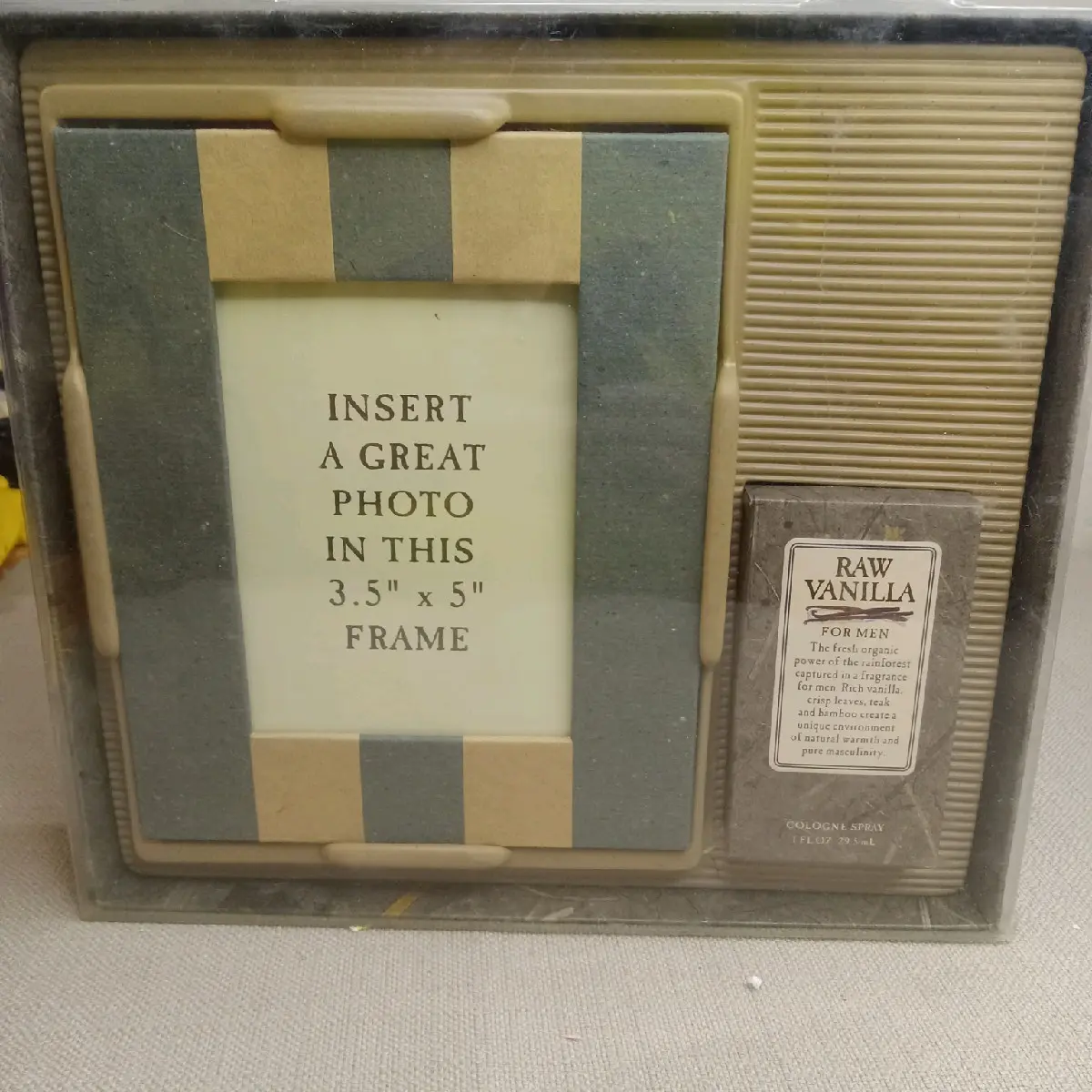 RAW VANILLA COTY COLOGNE FOR MEN & PHOTO FRAME 3.5"X 5" PERFUME SPRAY 1 OZ. Vintaje The packaging is damaged by the passage of time since it is vintage. Aroma Fragrance Gift Scent
