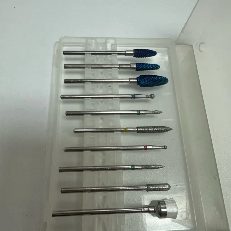 Set de 10 brocas o puntas para un taladro eléctrico de uñas, comúnmente utilizado para manicura y pedicura.