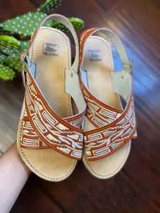 Tan Men’s huarache with rim sole. Men’s huaraches with rim sole. Men’s Mexican huarache. Leather shoes. Mexican huarache