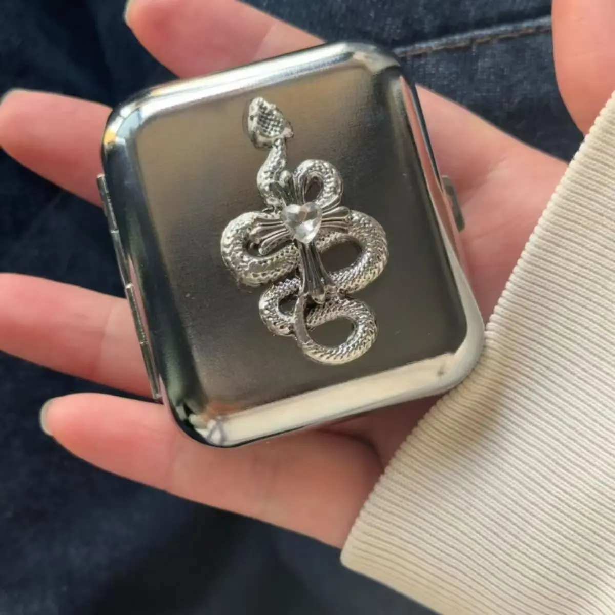 fashionable retro element are exquisite and portable. It features a Gothic cross-shaped decorative handicraft and a portable ashtray