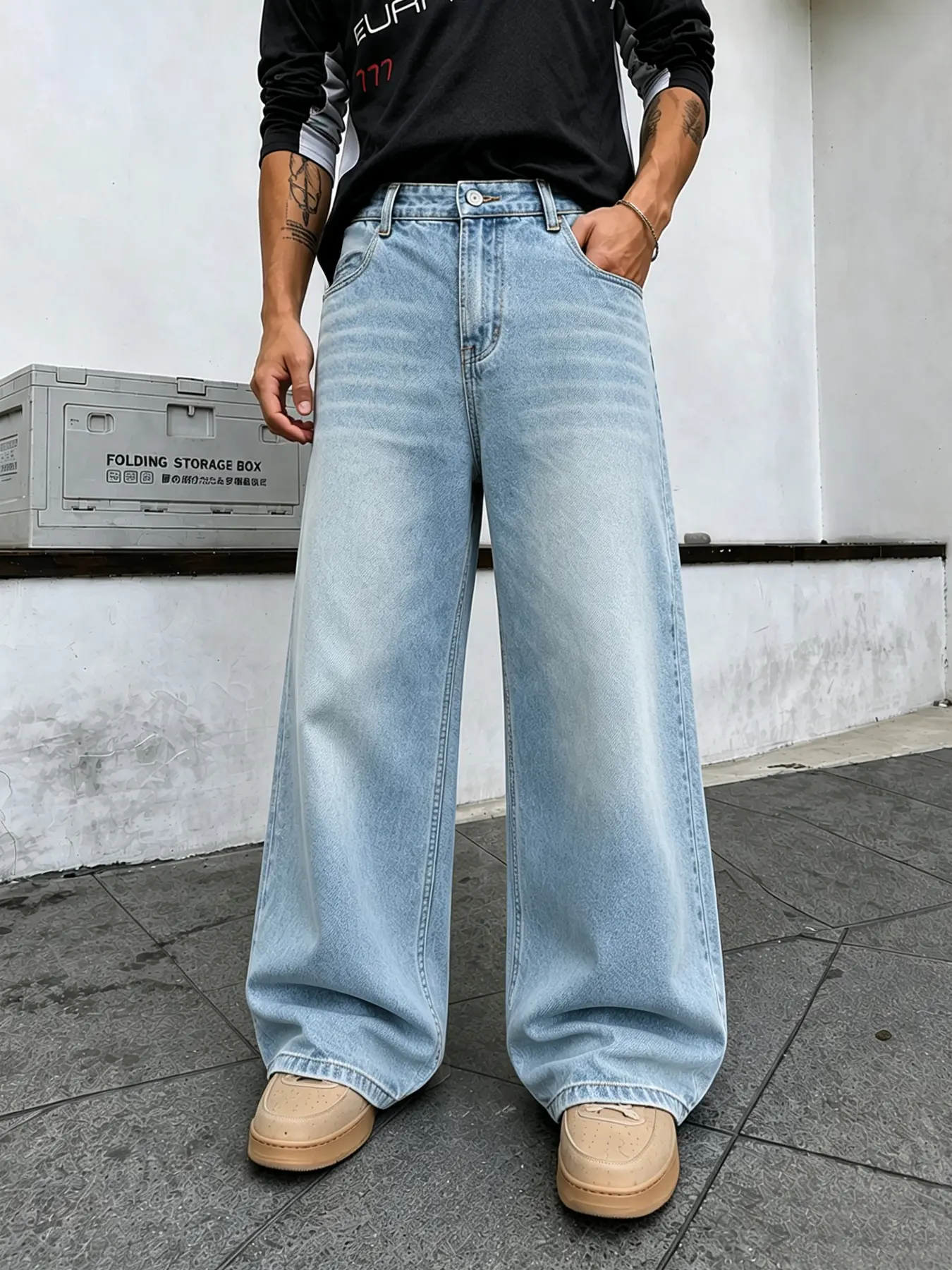 Men’s Light Wash Baggy Jeans with a Full-Length Wide Leg, Clean Denim Finish and Roomy Fit for Campus Streetwear Outfits
