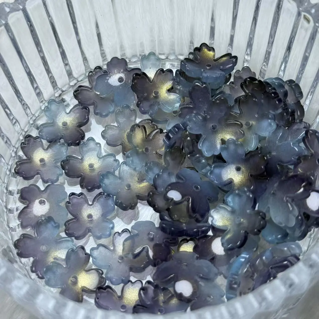 【AE1-7】14x14mm Gold Iridescent Gradient Clover Glass Beads 75ml
