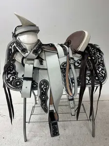 Charro Saddle 15.5” – White & Brown Bordada “Blanca Tierra” (Set Completo)