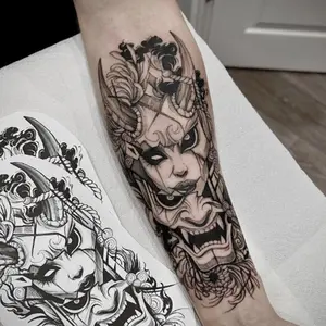 6 large herbal tattoo stickers, including 1 with a Prajna design and 5 with random styles, lasting 7-15 days, waterproof and abrasion-resistant, with a realistic effect, suitable for people who are afraid of pain and do not want to get a tattoo.