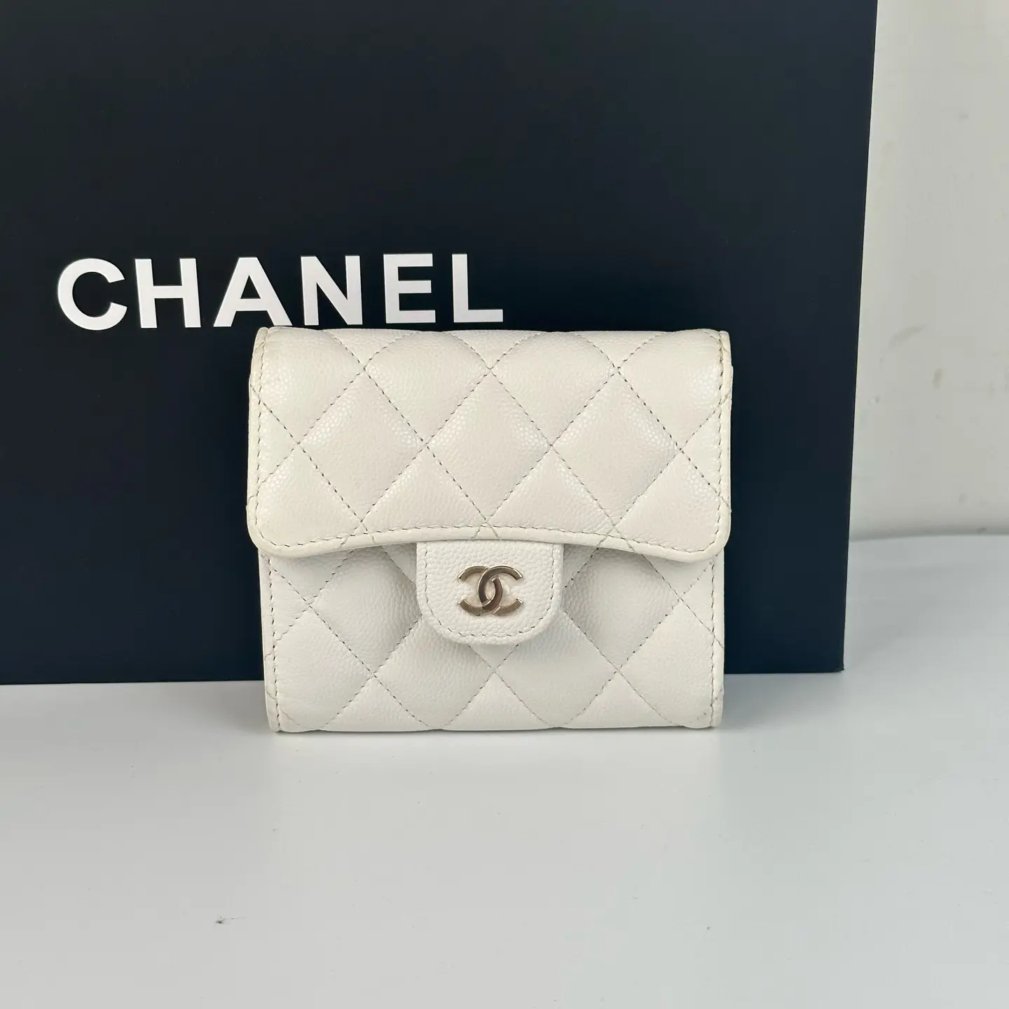 Pre-owned CHANEL White Caviar Leather Compact Trifold Wallet