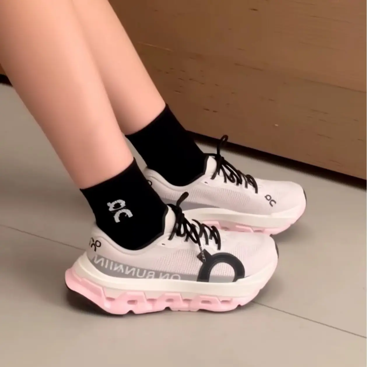 Cushion hollow block sole sport sneakers soft knit upper contrast color trim non slip footwear for trail running travel