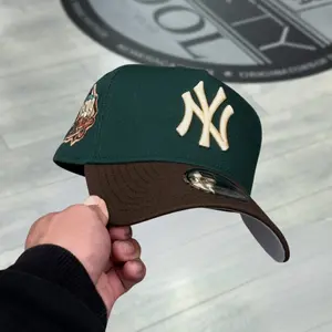 New Era NY Yankees Green Brown 9FORTY Adjustable Snapback Outfit Match Essential, 90s Patch With Premium Look Cream Logo With Vintage Vibe