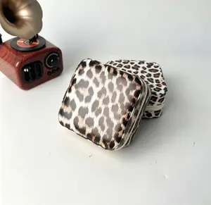 Portable leopard print PU leather jewelry box, scratch-resistant travel jewelry organizer with ring holders and necklace hooks, small zippered storage case for women