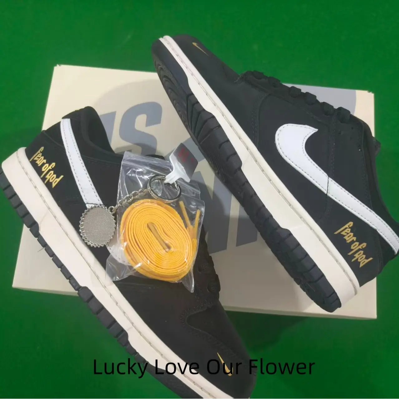 Men's Black Nubuck Suede Low-Profile Skate Trainers - Sports Collectibles Accessories with White Side Panels & Gold Letter Design