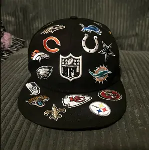 New Era 59fifty NFL, All Over Logos Fitted Hat Includes 32 Teams Size, Embroidered Bear, Flat Brim Streetwear