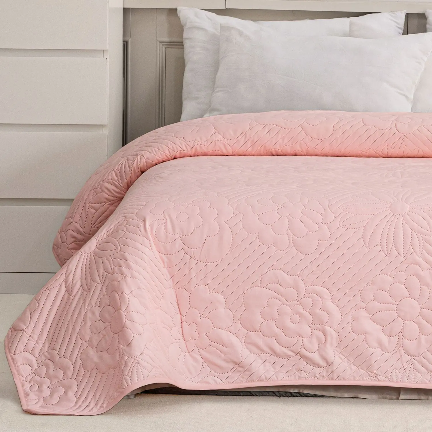 1pcs Gray, white, and pink large-flowered quilt; lightweight summer quilt; soft and breathable air-conditioning quilt; summer cooling quilt suitable for home or office use; Floral Print Quilt, Floral Coverlet Bedding, Lightweight Quilts, Printed Quilts