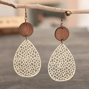 Stylish and versatile new design, hollowed-out oval wooden piece combination leather earrings, European and American style wooden earrings.